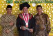 Foto Bersama Muhammad Wirmon Samawi dengan Ustadz Endri usai Ujian Promosi Doktor di Aula Pascasarjana UIN Sunan Kalijaga Foto: LINES