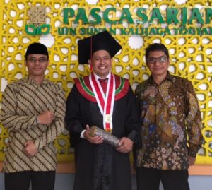 Foto Bersama Muhammad Wirmon Samawi dengan Ustadz Endri usai Ujian Promosi Doktor di Aula Pascasarjana UIN Sunan Kalijaga Foto: LINES