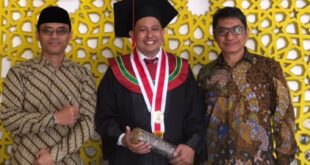 Foto Bersama Muhammad Wirmon Samawi dengan Ustadz Endri usai Ujian Promosi Doktor di Aula Pascasarjana UIN Sunan Kalijaga Foto: LINES