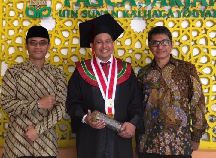 Foto Bersama Muhammad Wirmon Samawi dengan Ustadz Endri usai Ujian Promosi Doktor di Aula Pascasarjana UIN Sunan Kalijaga Foto: LINES