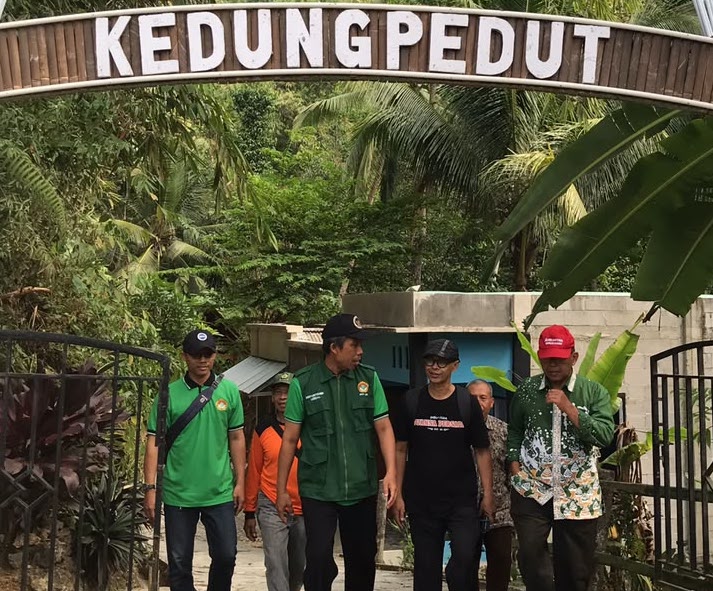 Ketua DPW LDII DIY beserta rombongan saat meninjau obyek wisata dan konservasi air Kedung Pedut. Foto: Lines DIY