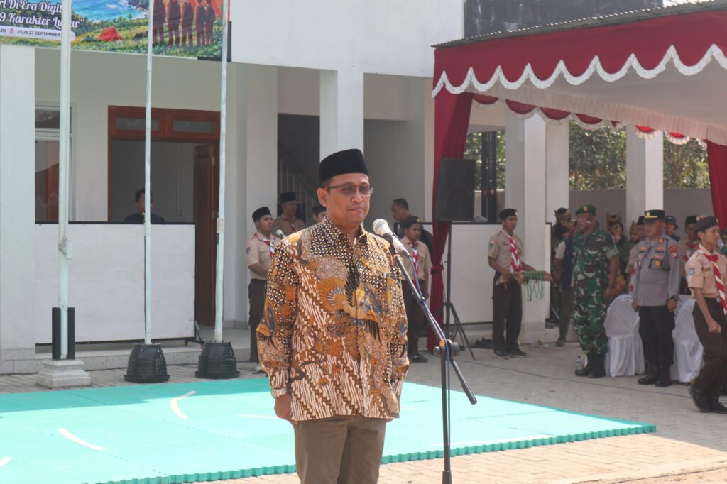 H. Ahmad Bahiej Kepala Kantor Wilayah Kementerian Agama DIY bertindak sebagai Pembina Upacara pada gelaran Kemah Santri Sako SPN DIY