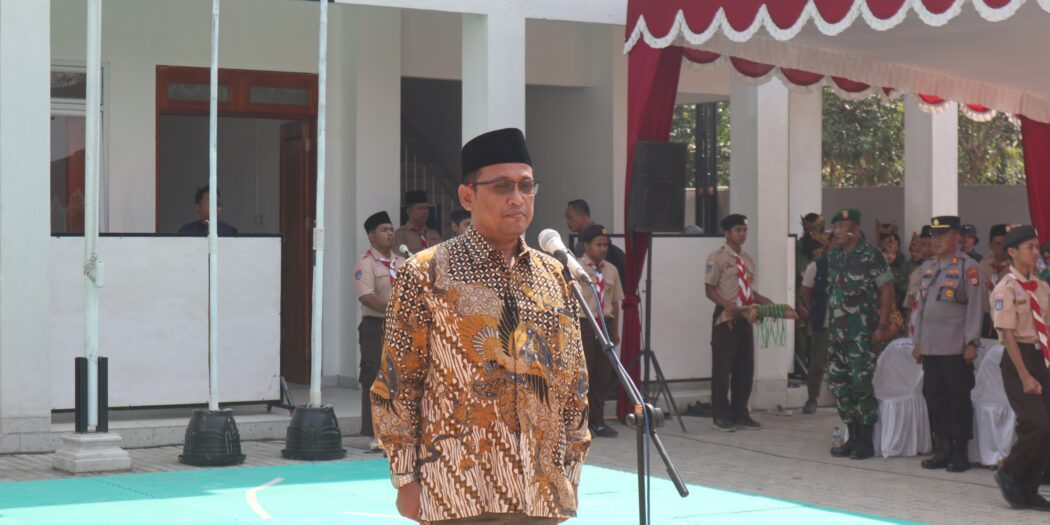 H. Ahmad Bahiej Kepala Kantor Wilayah Kementerian Agama DIY bertindak sebagai Pembina Upacara