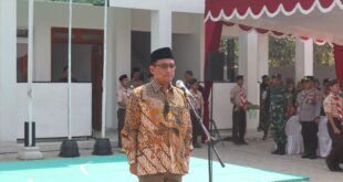 H. Ahmad Bahiej Kepala Kantor Wilayah Kementerian Agama DIY bertindak sebagai Pembina Upacara