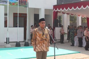 H. Ahmad Bahiej Kepala Kantor Wilayah Kementerian Agama DIY bertindak sebagai Pembina Upacara