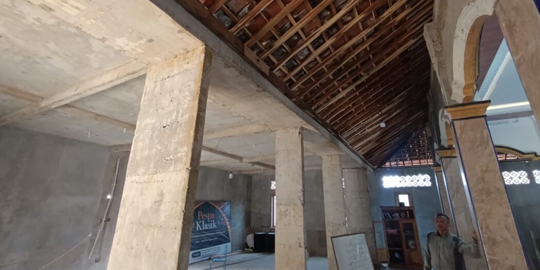 Atap masjid di Gunungkidul yang sudah disesuaikan untuk pemanenan air hujan. Foto: Lines