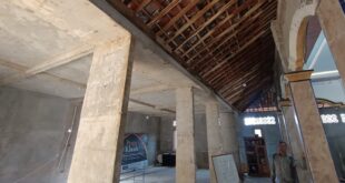 Atap masjid di Gunungkidul yang sudah disesuaikan untuk pemanenan air hujan. Foto: Lines