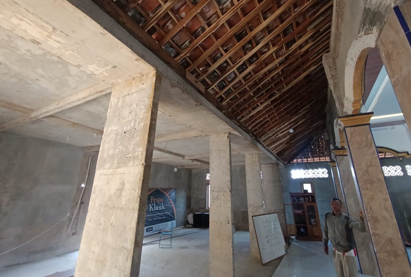 Atap masjid di Gunungkidul yang sudah disesuaikan untuk pemanenan air hujan. Foto: Lines