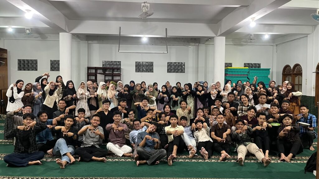 Berfoto bersama Pembinaan Generasi Muda PC LDII Gondokusuman di Masjid Ar Royyaan