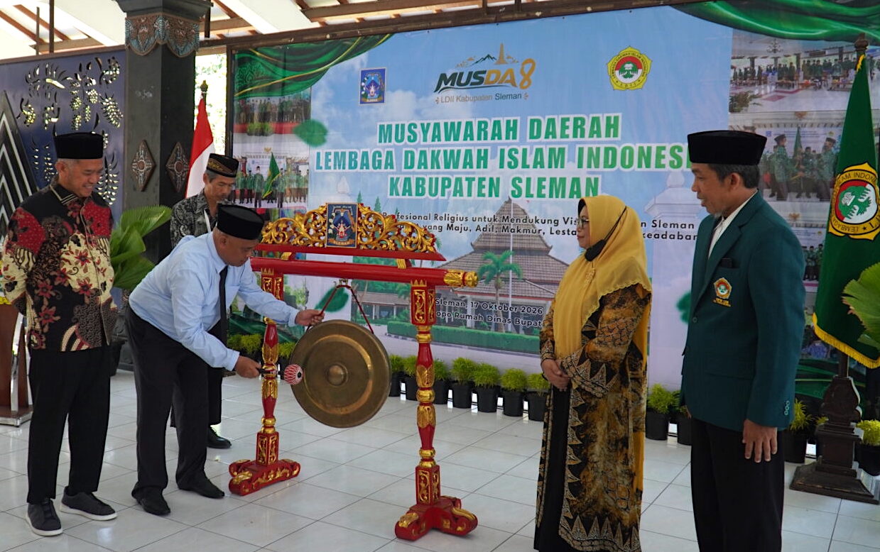 Bupati Sleman Harda Kiswaya memukul gong menandai pembukaan Musda VIII LDII Sleman yang dilaksanakan di pendopo Rumah Dinas Bupati Sabtu (17/10). Foto: LINES