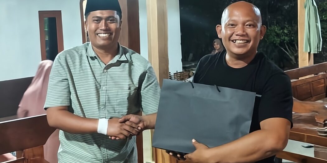 Ketua PAC LDII Ngoro Aris Setyawan (kiri) menjalin silaturahim dengan Lurah terpilih Heri Yuliyanto (kanan)