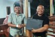 Ketua PAC LDII Ngoro Aris Setyawan (kiri) menjalin silaturahim dengan Lurah terpilih Heri Yuliyanto (kanan)