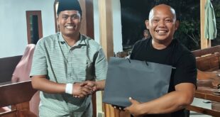 Ketua PAC LDII Ngoro Aris Setyawan (kiri) menjalin silaturahim dengan Lurah terpilih Heri Yuliyanto (kanan)
