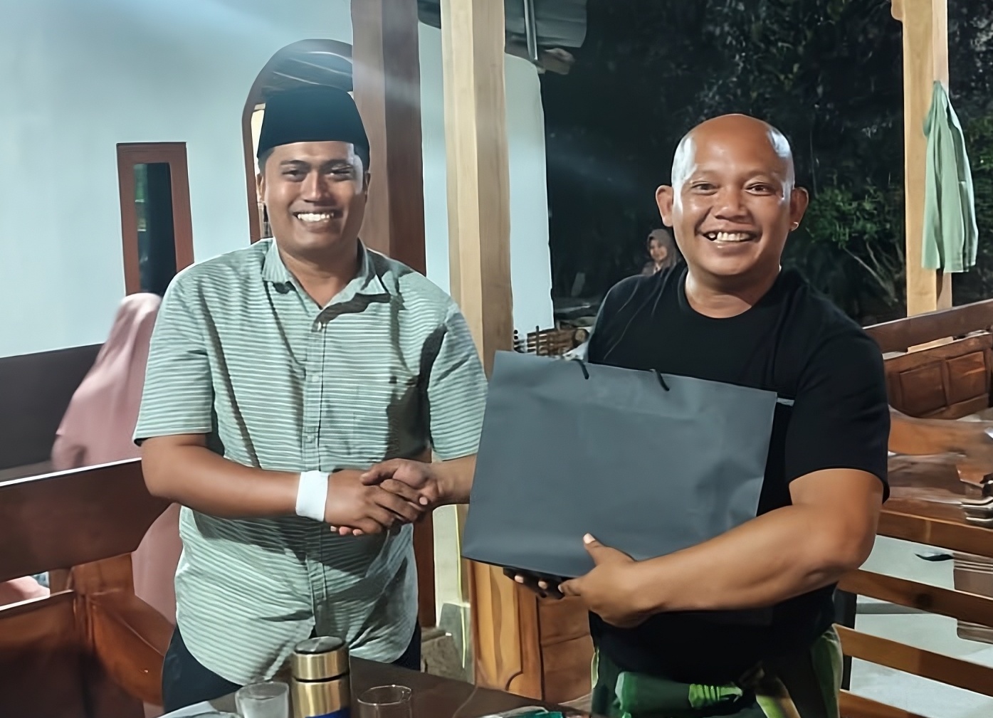 Ketua PAC LDII Ngoro Aris Setyawan (kiri) menjalin silaturahim dengan Lurah terpilih Heri Yuliyanto (kanan)