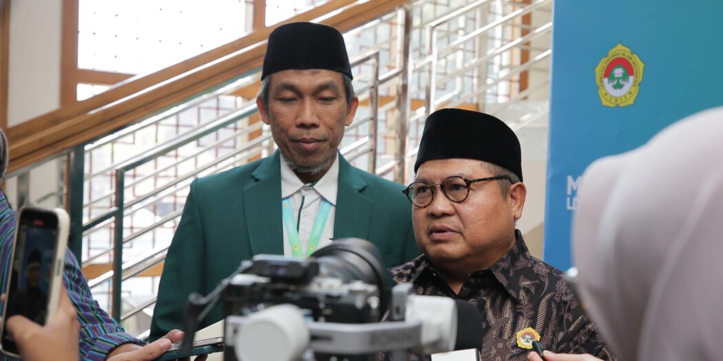 Ketua Umum DPP LDII didampingi Ketua DPW LDII DIY saat diwawancara oleh awak media pada Muswil VIII LDII DIY