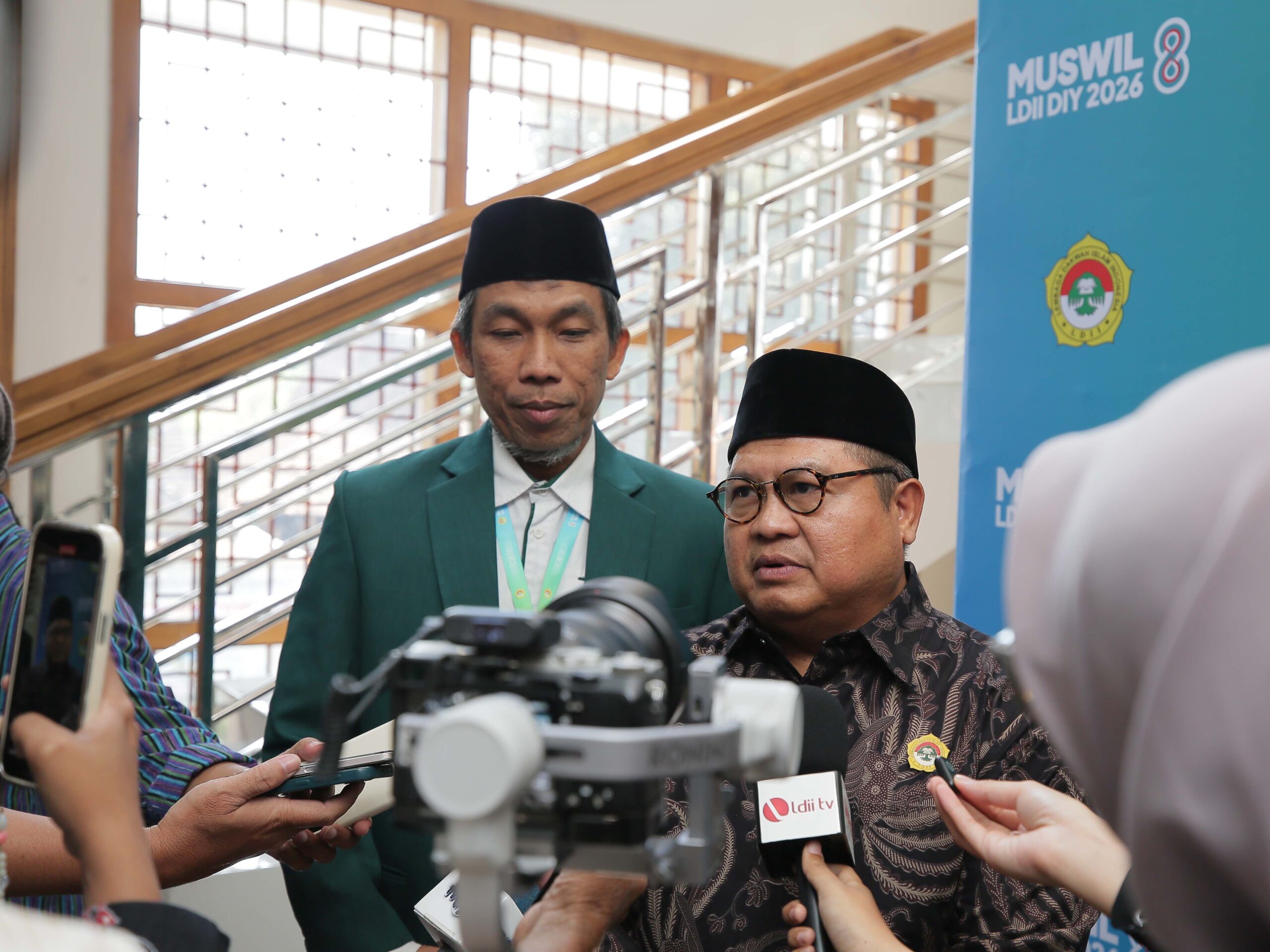 Ketua Umum DPP LDII didampingi Ketua DPW LDII DIY saat diwawancara oleh awak media pada Muswil VIII LDII DIY