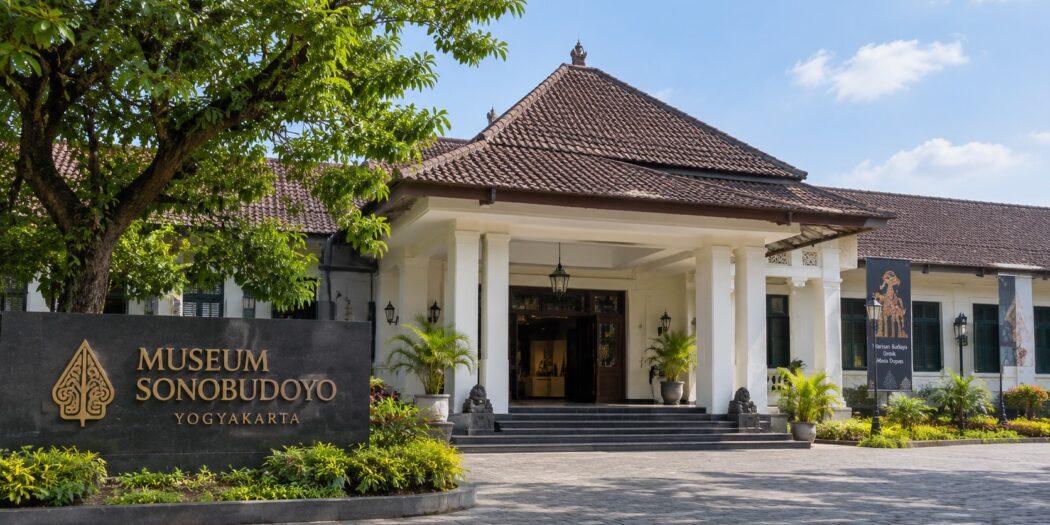 Museum Sonobudoyo, Yogyakarta, menjadi salah satu ruang untuk mengenal dan merawat warisan sejarah serta budaya bangsa. (Ilustrasi: ChatGPT/OpenAI)