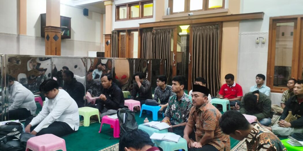 Para dai dan daiyah DPD LDII Kota Yogyakarta mengikuti Pembekalan Dai secara daring di Masjid Asyifa, Miliran, Umbulharjo