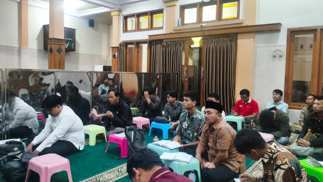 Para dai dan daiyah DPD LDII Kota Yogyakarta mengikuti Pembekalan Dai secara daring di Masjid Asyifa, Miliran, Umbulharjo