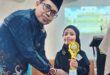 Penyerahan piala Juara 1 Pidato PORSADIN VII DIY oleh Saeful Anwar, Kepala Seksi Pendidikan Diniyah dan Pondok Pesantren Kantor Kementerian Agama Kota Yogyakarta