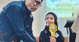 Penyerahan piala Juara 1 Pidato PORSADIN VII DIY oleh Saeful Anwar, Kepala Seksi Pendidikan Diniyah dan Pondok Pesantren Kantor Kementerian Agama Kota Yogyakarta