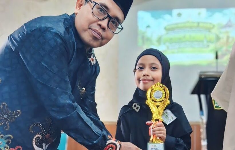 Penyerahan piala Juara 1 Pidato PORSADIN VII DIY oleh Saeful Anwar, Kepala Seksi Pendidikan Diniyah dan Pondok Pesantren Kantor Kementerian Agama Kota Yogyakarta