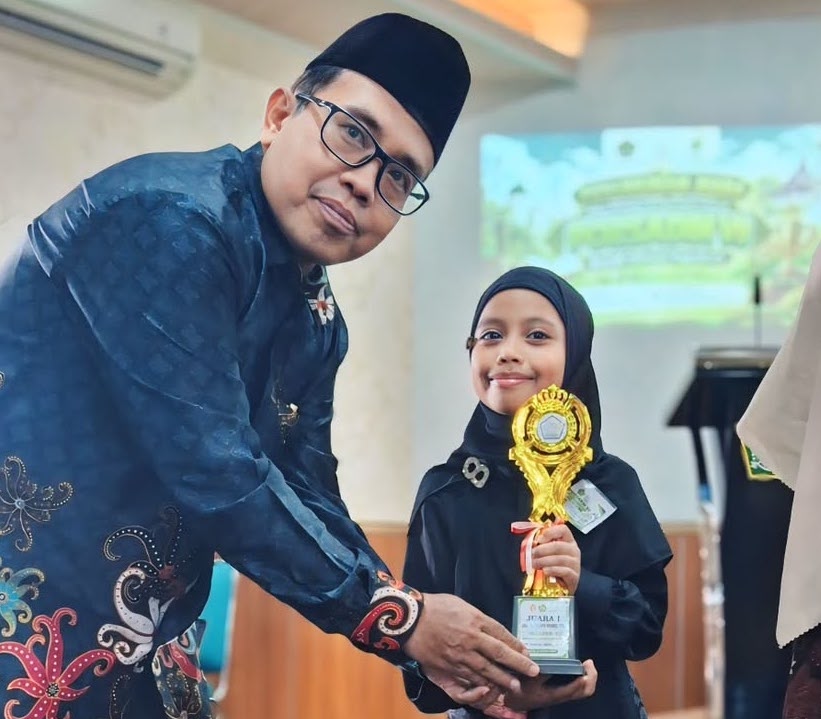 Penyerahan piala Juara 1 Pidato PORSADIN VII DIY oleh Saeful Anwar, Kepala Seksi Pendidikan Diniyah dan Pondok Pesantren Kantor Kementerian Agama Kota Yogyakarta