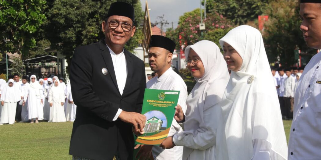 Rose Isnaini Fortuna menerima penghargaan dari Wakil Wali Kota Yogyakarta, Wawan Harmawan sebagai Juara 2 Karya Tulis Ilmiah dalam rangka Hari Santri 2026