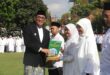 Rose Isnaini Fortuna menerima penghargaan dari Wakil Wali Kota Yogyakarta, Wawan Harmawan sebagai Juara 2 Karya Tulis Ilmiah dalam rangka Hari Santri 2026