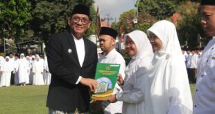 Rose Isnaini Fortuna menerima penghargaan dari Wakil Wali Kota Yogyakarta, Wawan Harmawan sebagai Juara 2 Karya Tulis Ilmiah dalam rangka Hari Santri 2026
