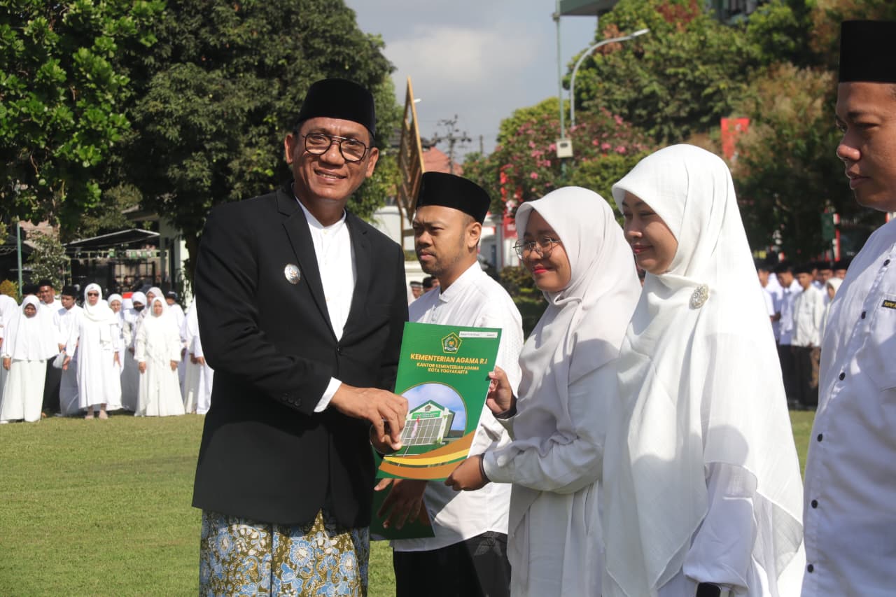 Rose Isnaini Fortuna menerima penghargaan dari Wakil Wali Kota Yogyakarta, Wawan Harmawan sebagai Juara 2 Karya Tulis Ilmiah dalam rangka Hari Santri 2026