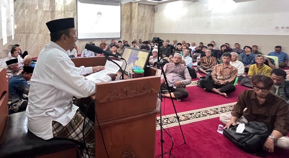 Sekretaris DPW LDII DIY, Gathot Wardoyo saat memberikan materi kepada PC LDII Depok secara luring dan daring. Foto: Lines