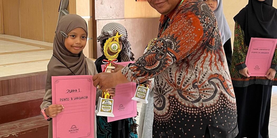 Syaquila Ravabia Fakhurriza saat menerima piala dan penghargaan dari Ketua Forum Komunikasi Madrasah Diniyah Takmiliyah (FKDT) Kabupaten Sleman, Mardiansyah